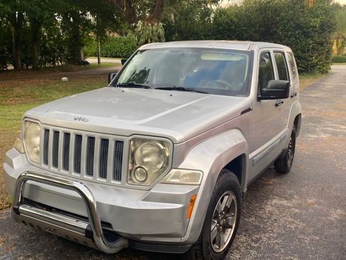 Used 2008 Jeep Liberty Sport image 2