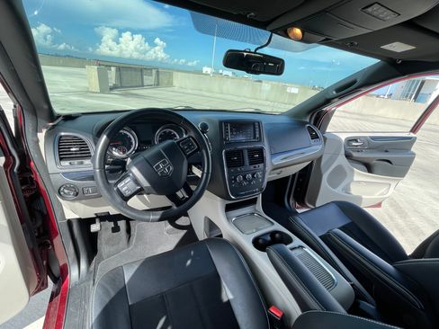 Used 2018 Dodge Grand Caravan SXT image 13