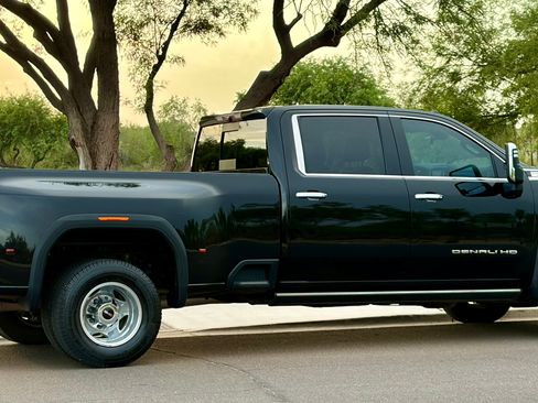 Used 2022 GMC Sierra 3500 Denali w/ Technology Package AWD/4WD image 4