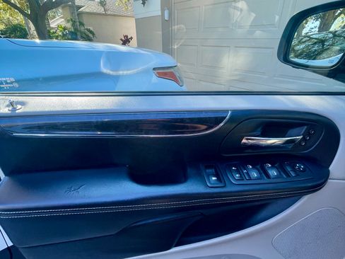 Used 2012 Chrysler Town & Country Limited image 11