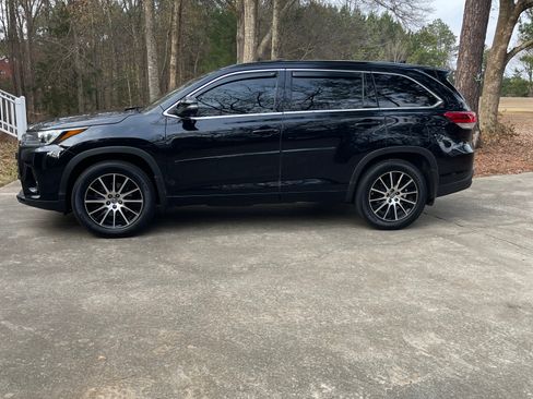 Used 2018 Toyota Highlander SE image 1