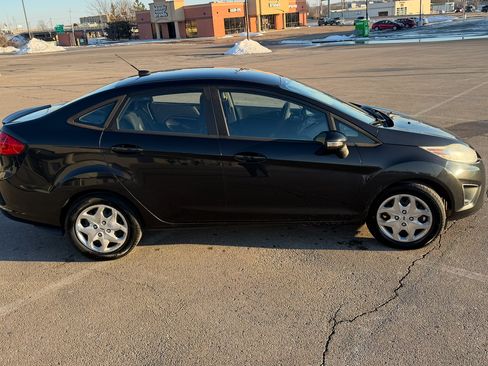 Used 2013 Ford Fiesta SE w/ Super Fuel Economy Pkg image 2