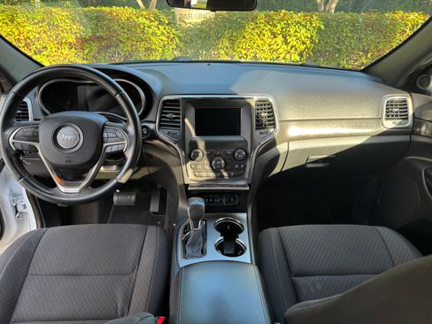 Used 2018 Jeep Grand Cherokee Laredo image 9