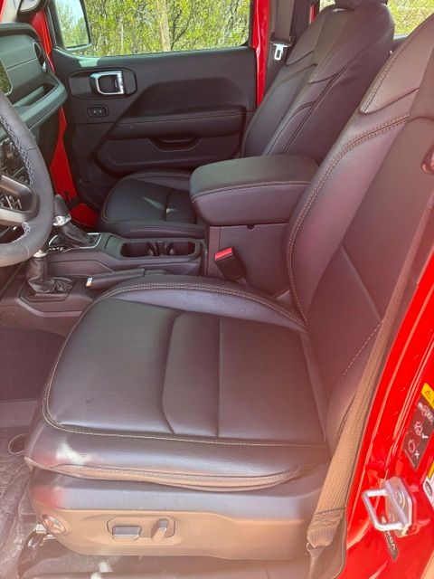 Used 2025 Jeep Gladiator Sport AWD/4WD image 10
