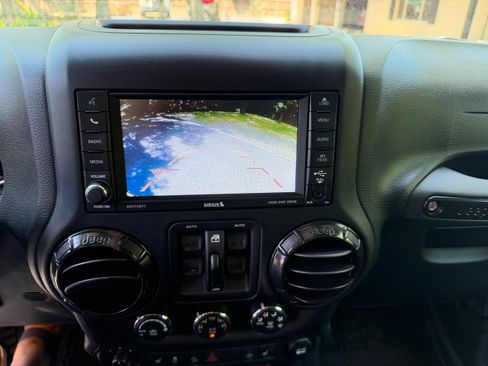 Used 2017 Jeep Wrangler Unlimited Rubicon AWD/4WD image 14