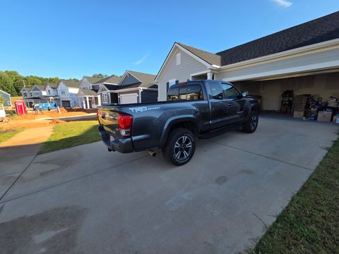 Used 2016 Toyota Tacoma TRD Sport w/ Towing Package image 10