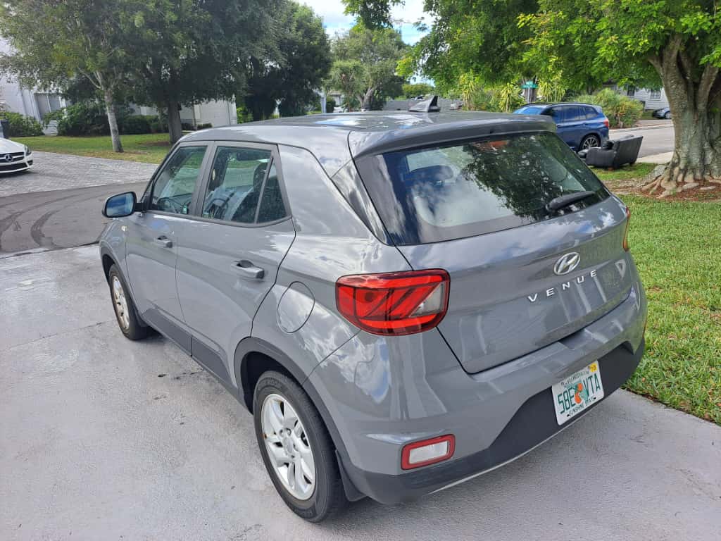 Used 2021 Hyundai Venue SE FWD image 2