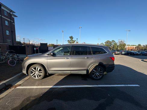 Used 2017 Honda Pilot Touring image 1