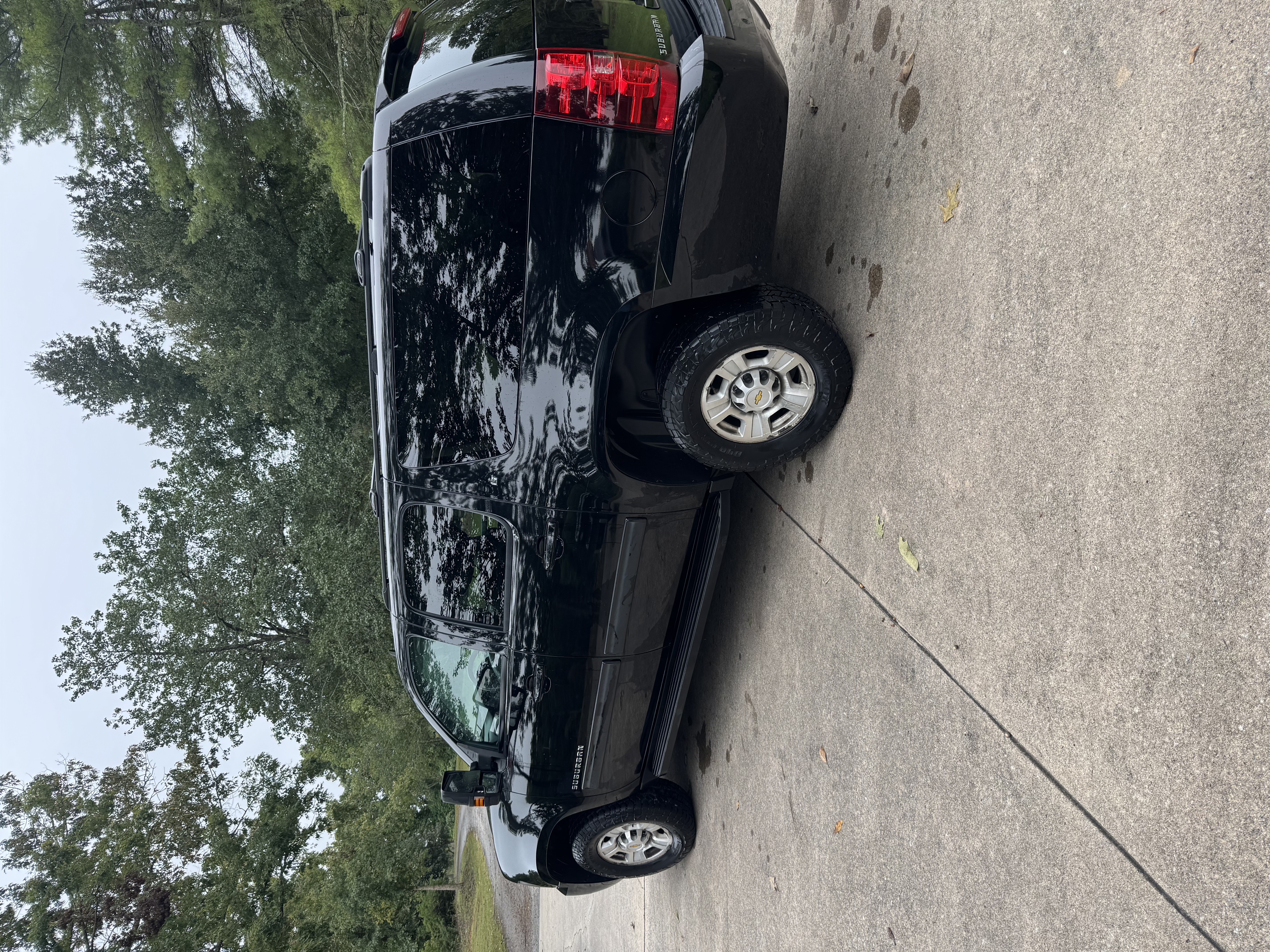 Used 2011 Chevrolet Suburban 2500 LT w/ Luxury Package AWD/4WD image 5