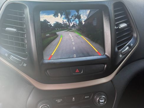 Used 2017 Jeep Cherokee Latitude image 18