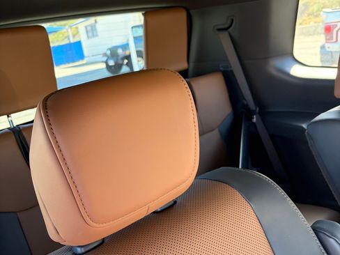 Used 2025 Lexus GX 550 w/ Accessory Package (Z1) image 8