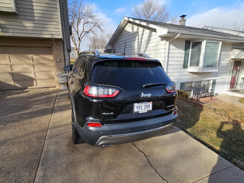 Used 2019 Jeep Cherokee Limited image 16