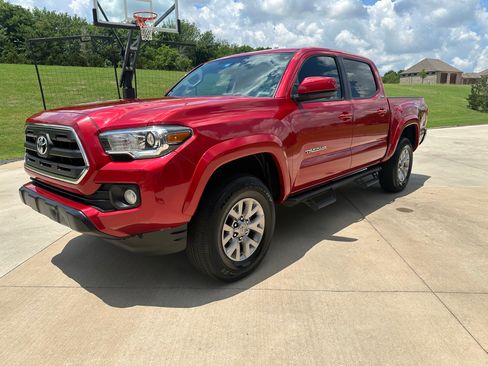Used 2017 Toyota Tacoma SR5 w/ Tow Package RWD image 8