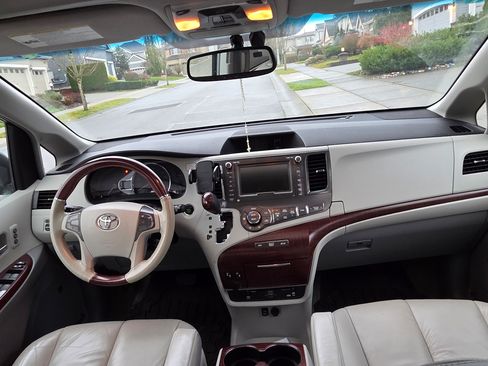 Used 2011 Toyota Sienna Limited image 2