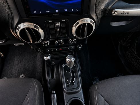 Used 2016 Jeep Wrangler Unlimited Rubicon w/ Connectivity Group AWD/4WD image 8
