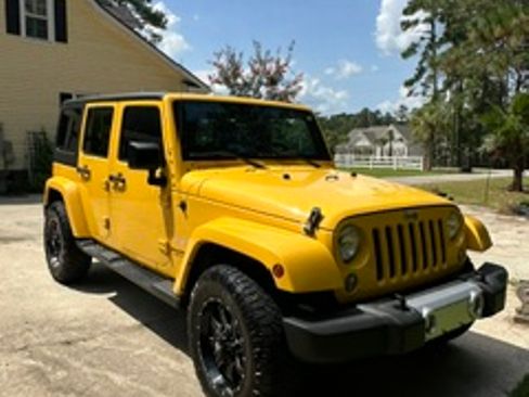 Used 2015 Jeep Wrangler Unlimited Sahara w/ Connectivity Group AWD/4WD image 13