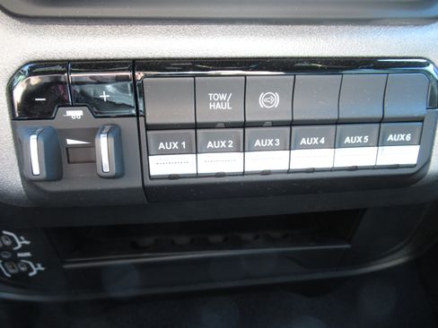 Used 2024 RAM 2500 Tradesman w/ Chrome Appearance Group image 6