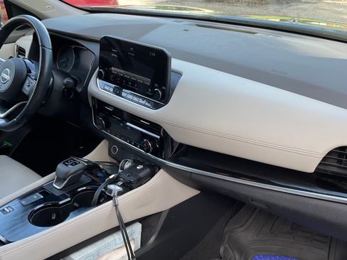 Used 2023 Nissan Rogue SL w/ SL Premium Package image 9