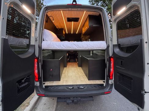 Used 2025 Mercedes-Benz Sprinter 2500 image 4