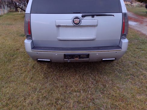 Used 2013 Cadillac Escalade ESV Premium image 4