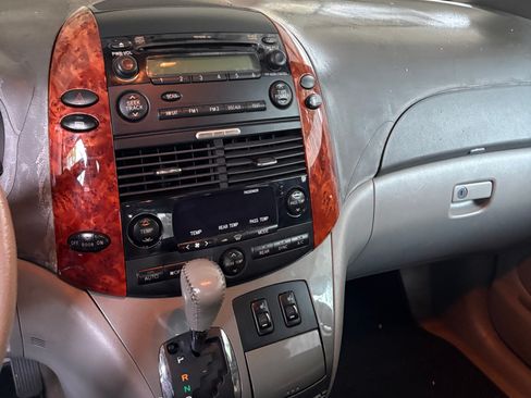 Used 2010 Toyota Sienna XLE Limited FWD image 11