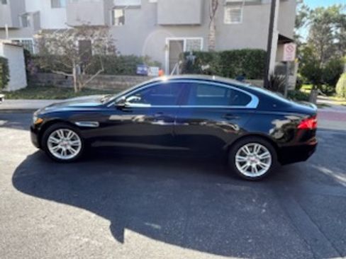 Used 2019 Jaguar XE Premium image 4