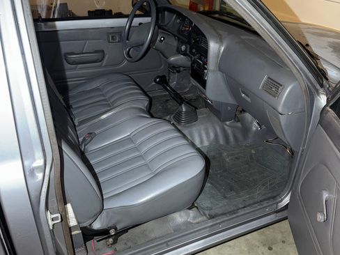 Used 1993 Toyota Pickup 2WD Regular Cab image 10