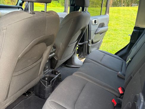 Used 2019 Jeep Wrangler Unlimited Sahara AWD/4WD image 14
