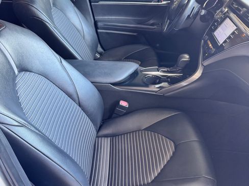 Used 2018 Toyota Camry SE w/ Convenience Package FWD image 18