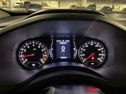 Used 2017 Jeep Renegade Latitude w/ Cold Weather Group image 9