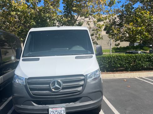 Used 2021 Mercedes-Benz Sprinter 2500 image 2