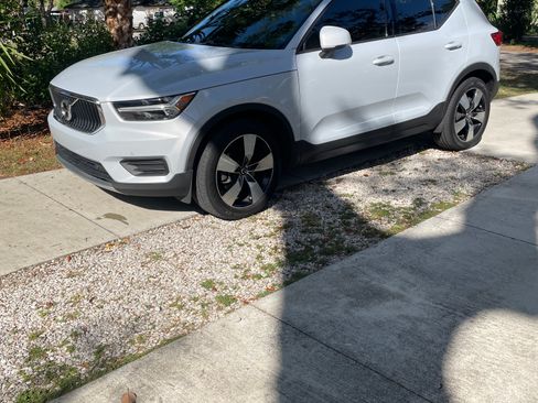 Used 2020 Volvo XC40 T4 Momentum image 1