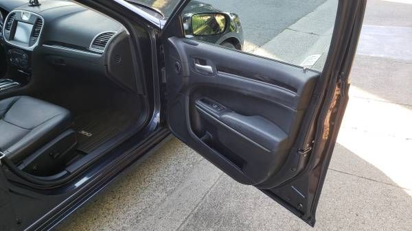 Used 2015 Chrysler 300 Limited RWD image 10