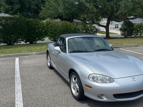 Used 2002 MAZDA MX-5 Miata RWD image 2