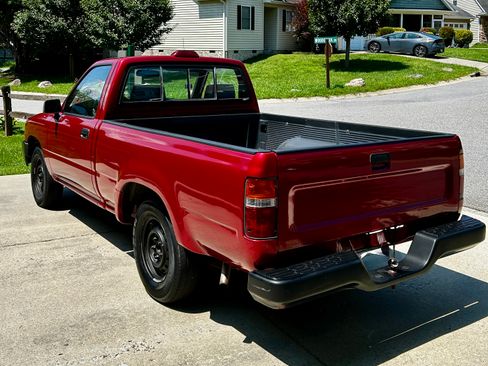 Used 1994 Toyota Pickup 2WD Regular Cab image 2