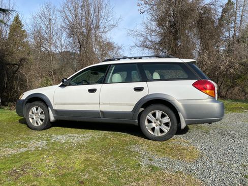 Used 2005 Subaru Outback 2.5i image 2