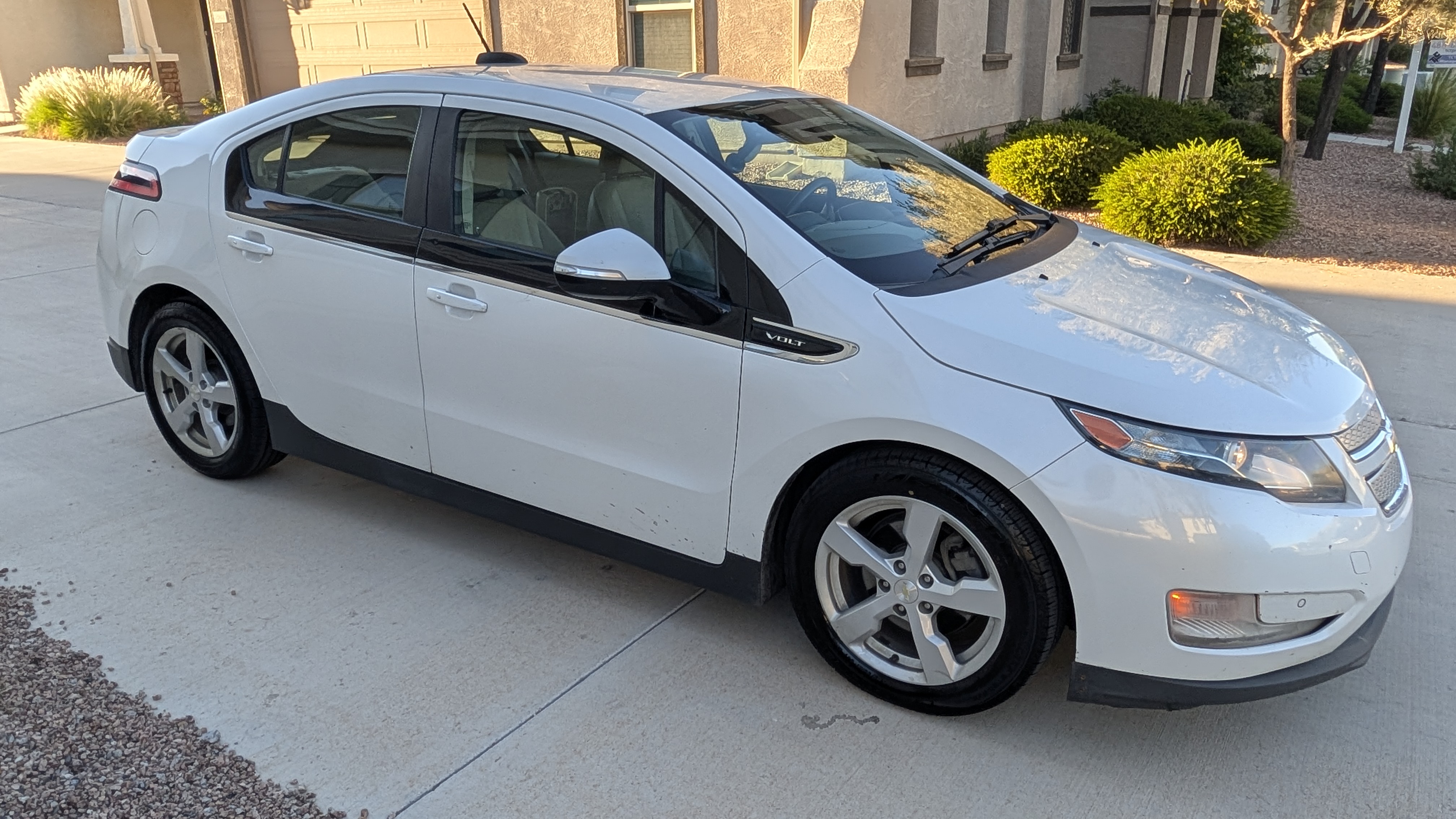 Used 2015 Chevrolet Volt Premium w/ Premium Trim Package FWD image 4