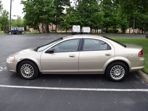 Used 2004 Chrysler Sebring LXi FWD image 1