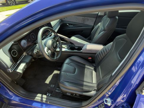 Used 2025 Hyundai Elantra Limited FWD image 9