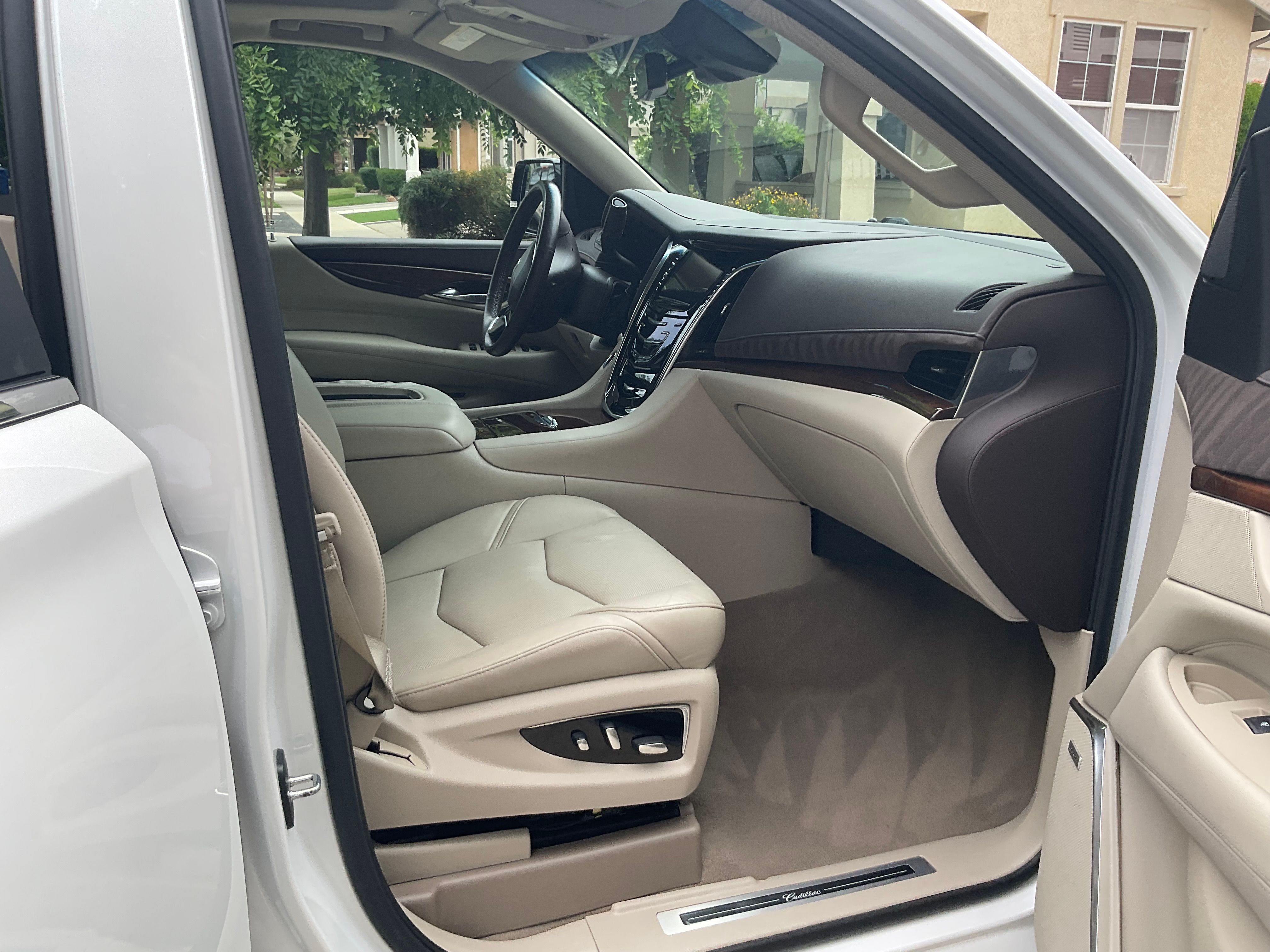 Used 2017 Cadillac Escalade Premium Luxury AWD/4WD image 21