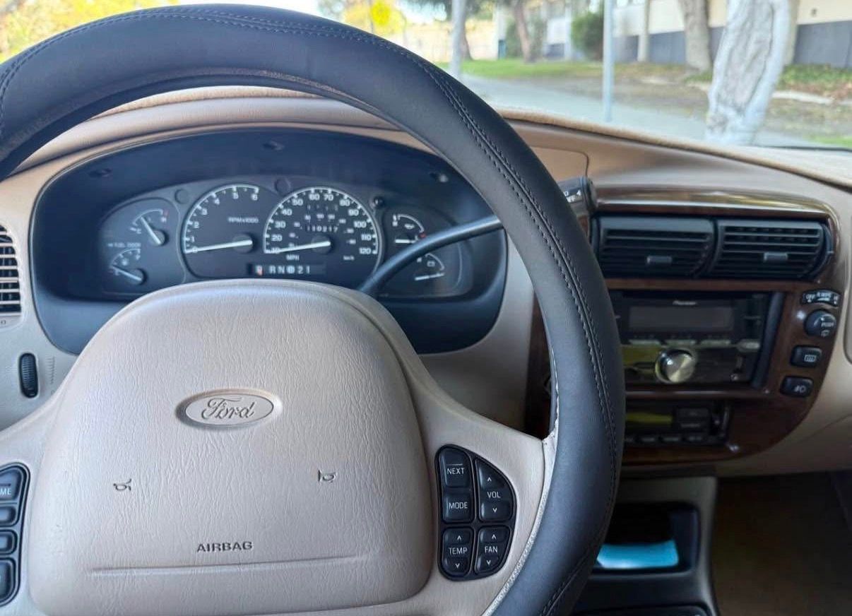 Used 2000 Ford Explorer Limited RWD image 16