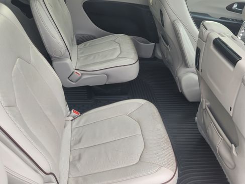 Used 2018 Chrysler Pacifica Limited w/ Tire & Wheel Group image 11