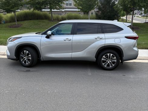 Used 2024 Toyota Highlander XLE AWD/4WD image 2