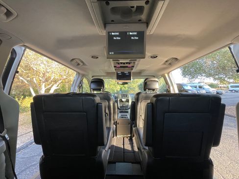 Used 2015 Chrysler Town & Country Limited Platinum FWD image 30