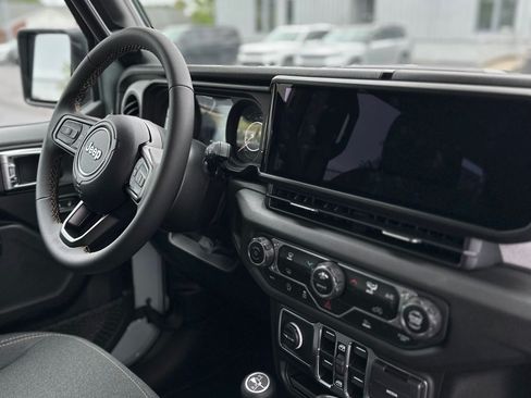 Used 2024 Jeep Wrangler Unlimited image 9