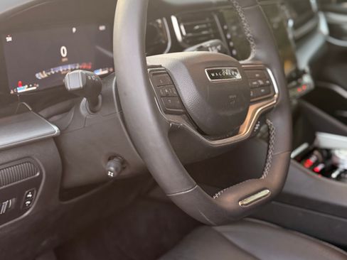 Used 2023 Jeep Wagoneer L Series II image 9
