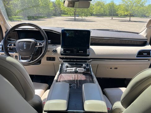 Used 2018 Lincoln Navigator Reserve w/ Technology Package AWD/4WD image 18