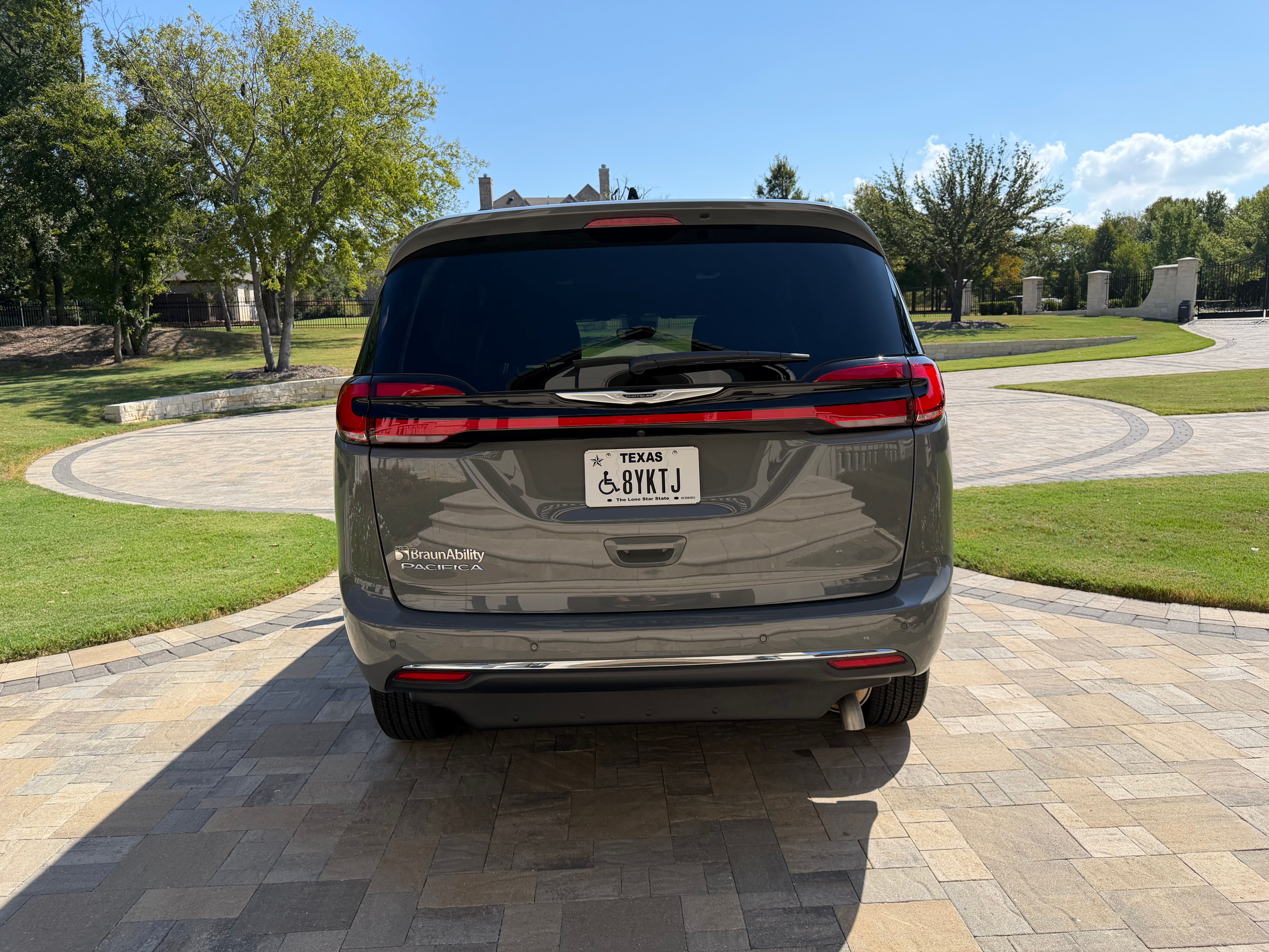 Used 2025 Chrysler Pacifica Select FWD image 10