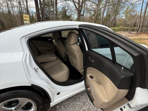 Used 2013 Dodge Charger SE w/ Sport Appearance Group image 9