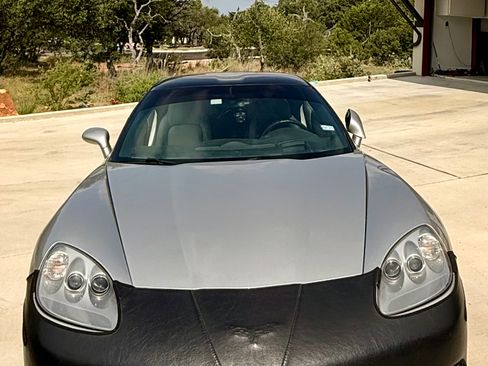 Used 2006 Chevrolet Corvette Coupe w/ Preferred Equipment Group RWD image 2